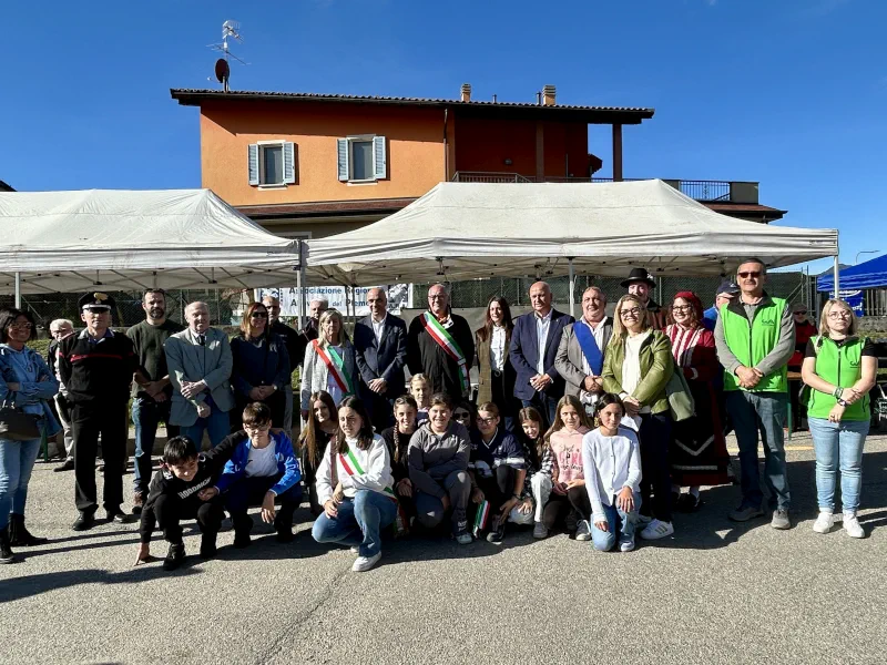 Foto di gruppo con autorità